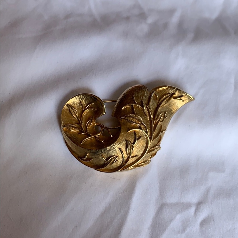 Gold Brooch with Leaf Pattern
